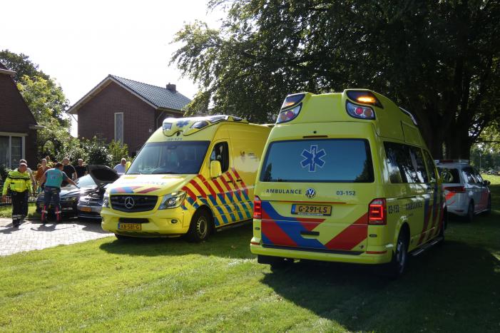 Automobilist botst op stilstaande auto