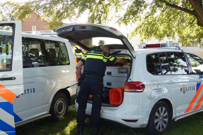 Automobilist botst op stilstaande auto