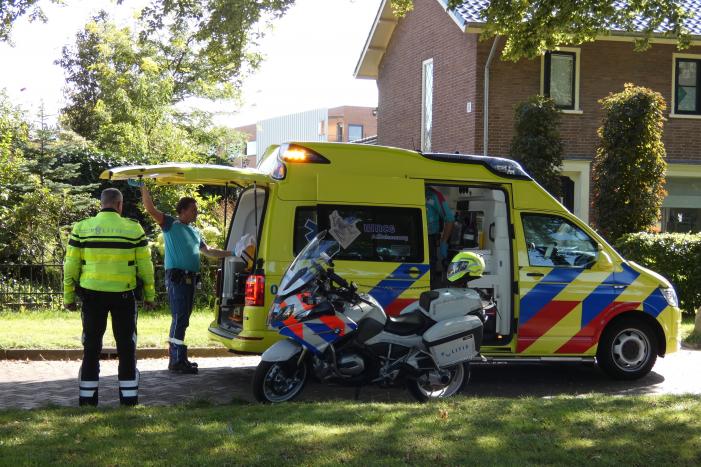 Automobilist botst op stilstaande auto