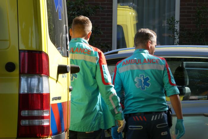 Automobilist botst op stilstaande auto