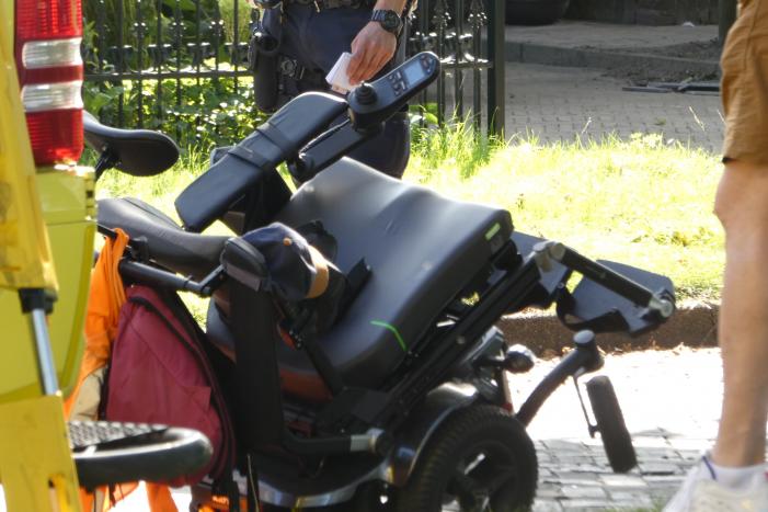 Automobilist botst op stilstaande auto