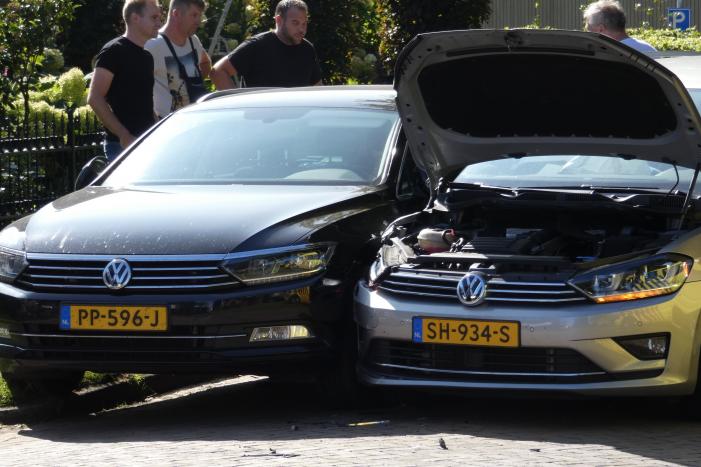 Automobilist botst op stilstaande auto