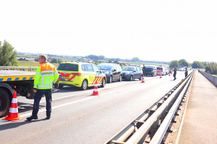 Weg dicht na kop-staart botsing