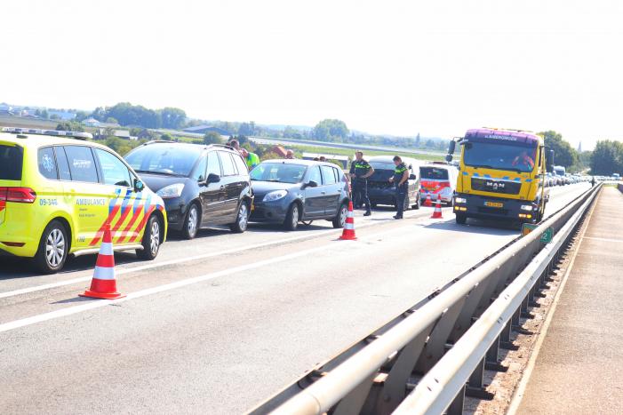 Weg dicht na kop-staart botsing