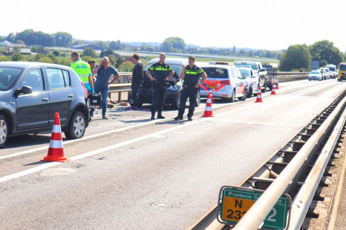 Weg dicht na kop-staart botsing