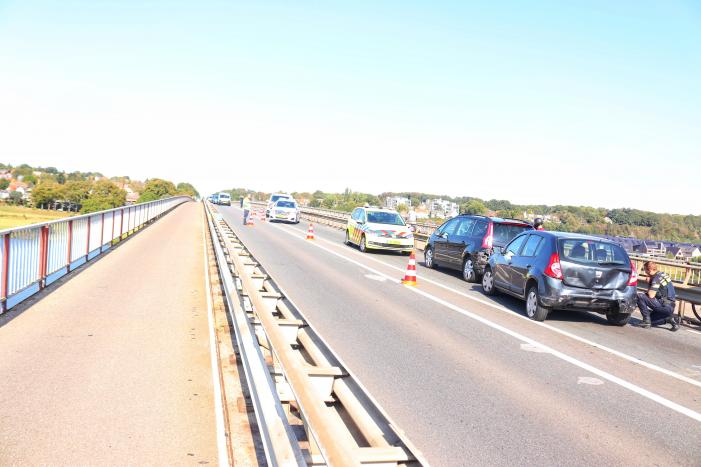 Weg dicht na kop-staart botsing