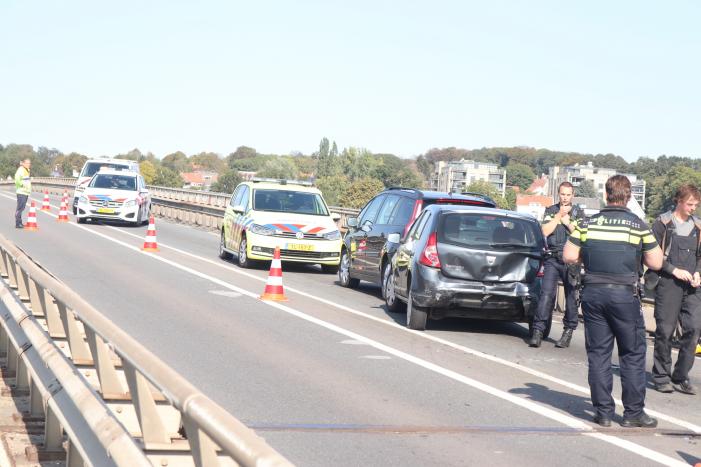 Weg dicht na kop-staart botsing