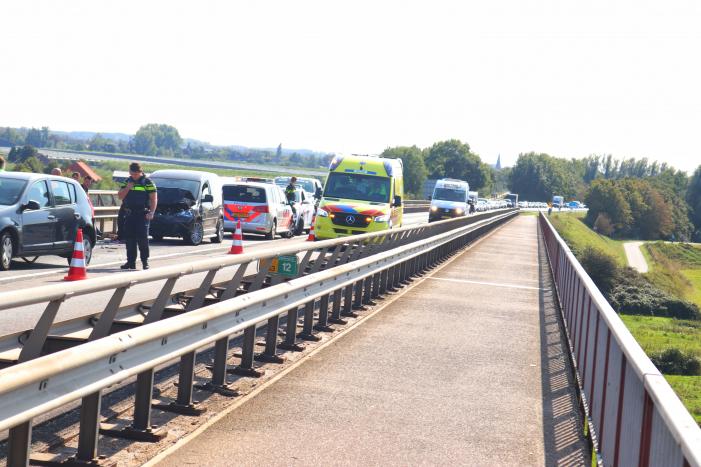 Weg dicht na kop-staart botsing