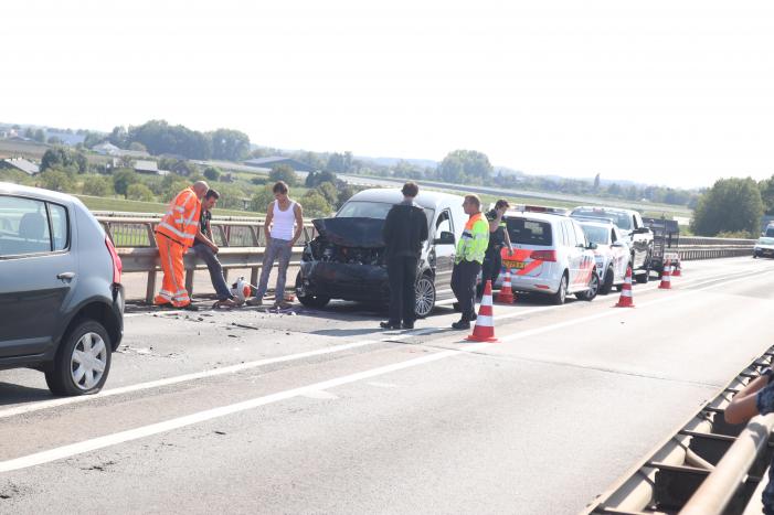 Weg dicht na kop-staart botsing