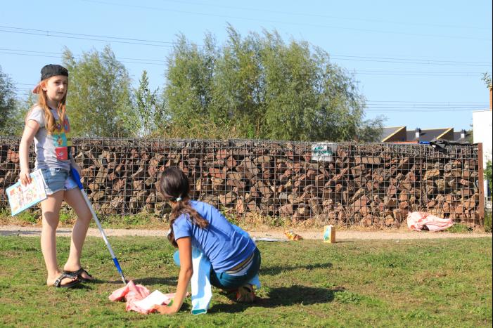 Kinderen vinden egel in nood bij actie WorldCleanupDay