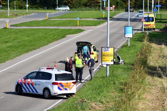 Bromfietsrijdster gewond naar ziekenhuis