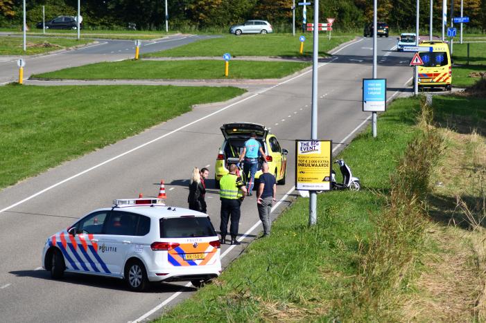 Bromfietsrijdster gewond naar ziekenhuis