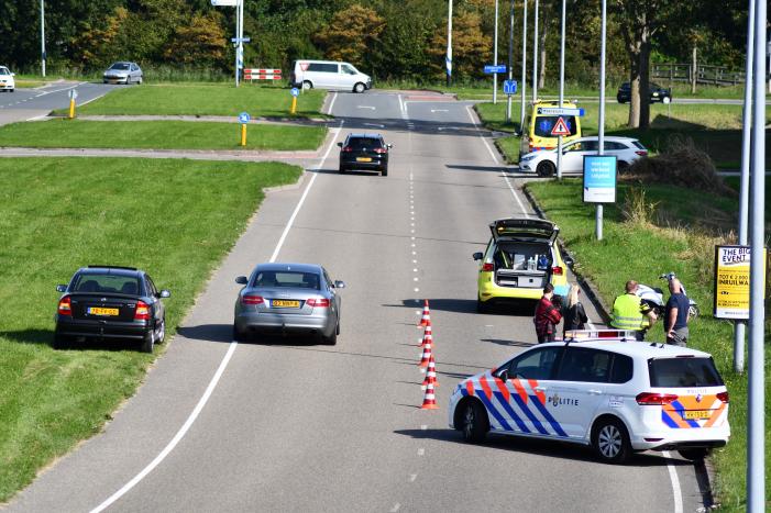 Bromfietsrijdster gewond naar ziekenhuis