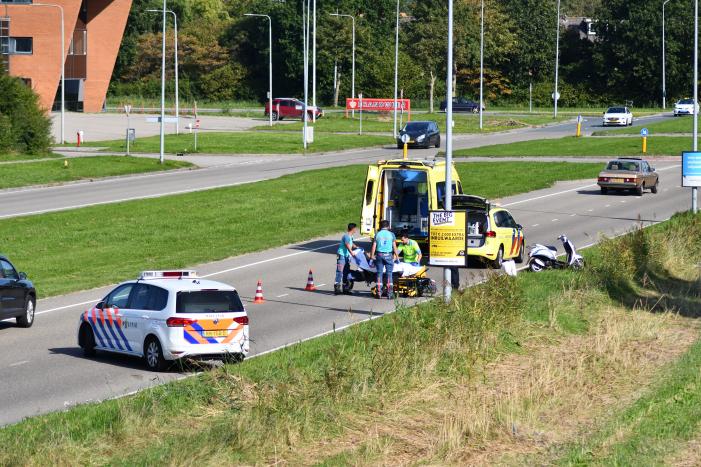 Bromfietsrijdster gewond naar ziekenhuis