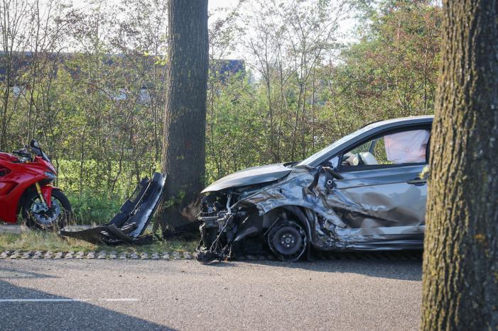Persoon gewond bij aanrijding tegen boom