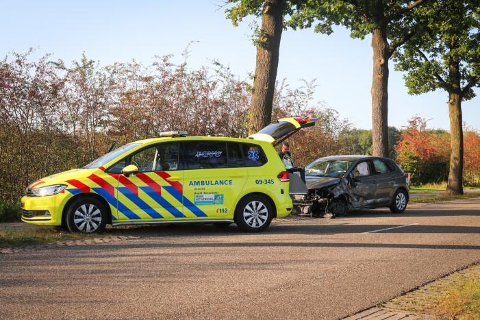 Persoon gewond bij aanrijding tegen boom