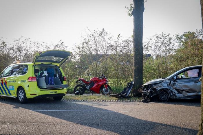 Persoon gewond bij aanrijding tegen boom