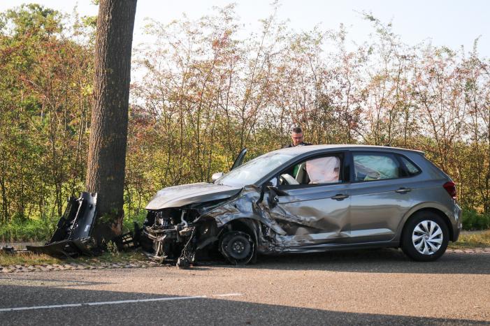 Persoon gewond bij aanrijding tegen boom