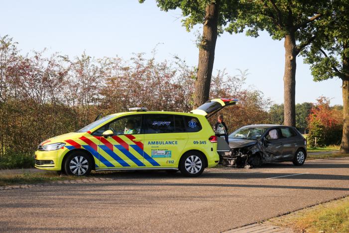 Persoon gewond bij aanrijding tegen boom