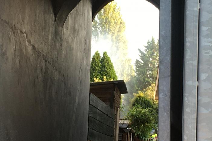 Boom achter woonblok vliegt in brand