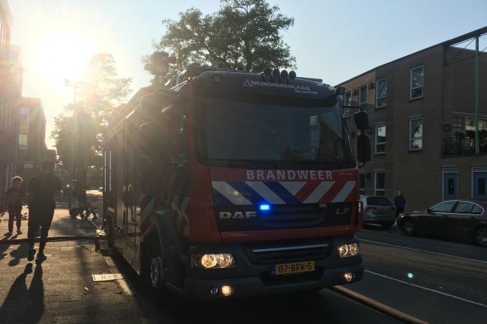 Boom achter woonblok vliegt in brand