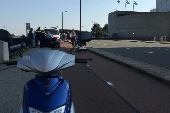 Scooter en scootmobiel botsen op fietspad