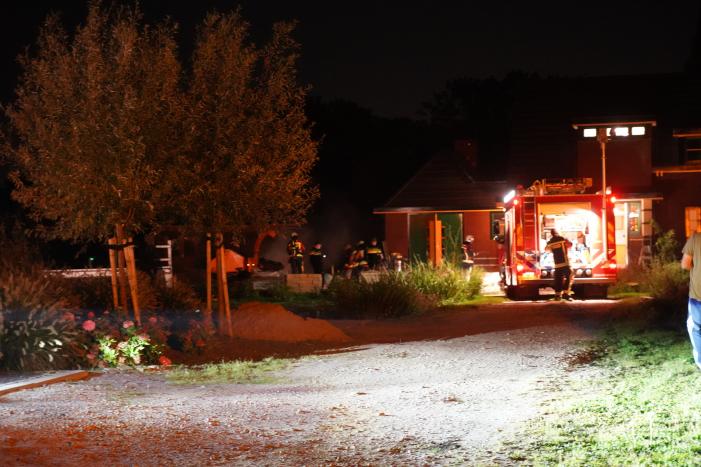 Veel rook bij brand in aanhanger