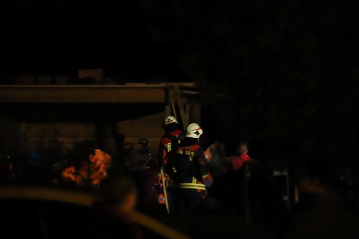 Veel rook bij brand in aanhanger