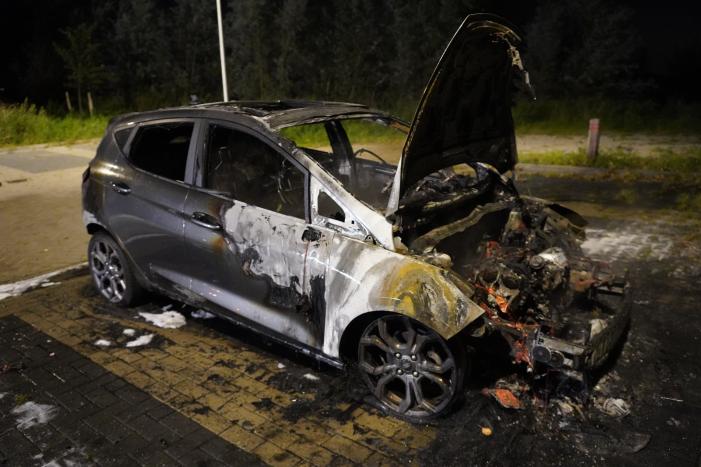Flinke autobrand op parkeerplaats