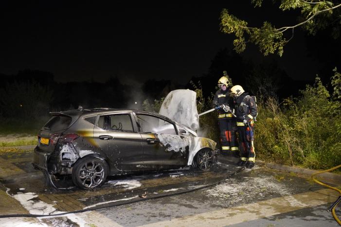 Flinke autobrand op parkeerplaats