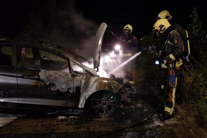 Flinke autobrand op parkeerplaats
