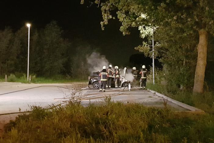 Flinke autobrand op parkeerplaats