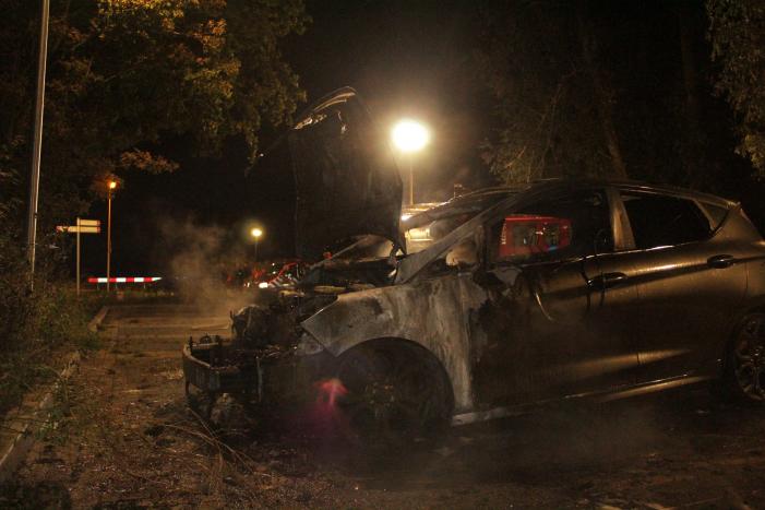 Flinke autobrand op parkeerplaats