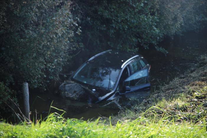 Auto raakt van de weg belandt in sloot