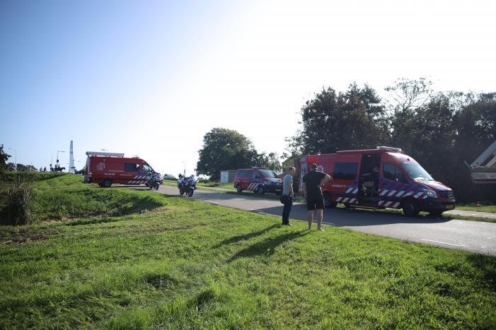 Auto raakt van de weg belandt in sloot