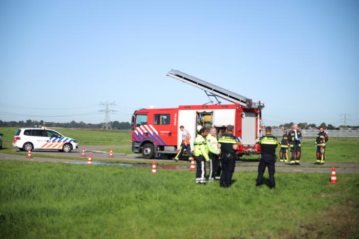 Auto raakt van de weg belandt in sloot