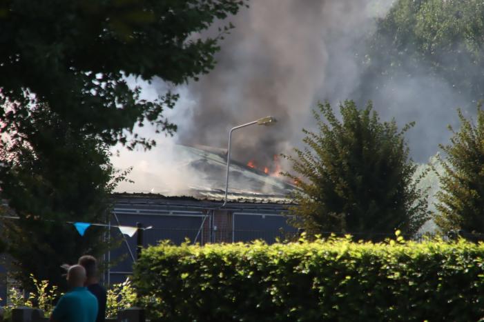 Grote schuurbrand veroorzaakt flinke rookwolken