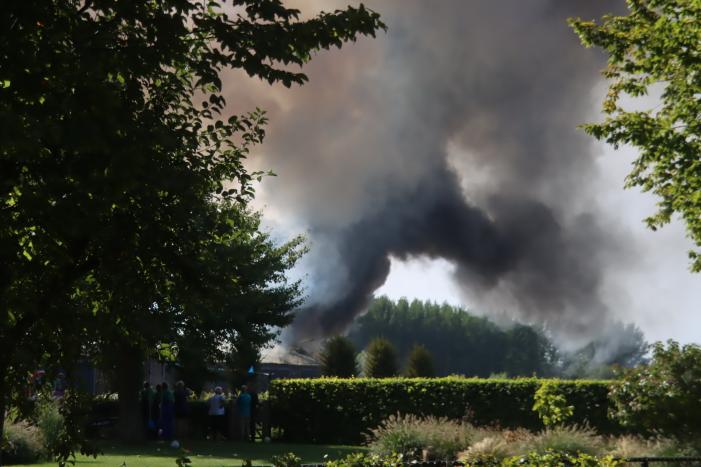Grote schuurbrand veroorzaakt flinke rookwolken