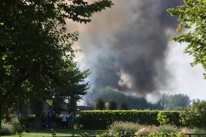 Grote schuurbrand veroorzaakt flinke rookwolken