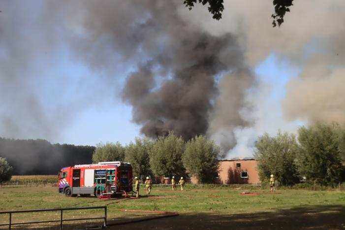 Grote schuurbrand veroorzaakt flinke rookwolken