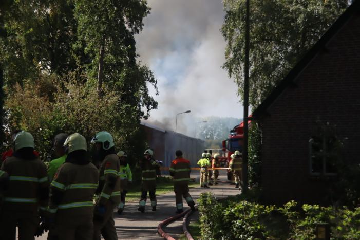 Grote schuurbrand veroorzaakt flinke rookwolken