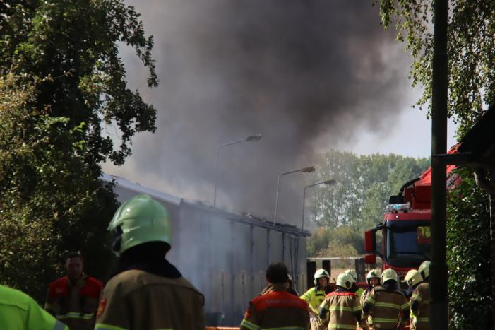 Grote schuurbrand veroorzaakt flinke rookwolken