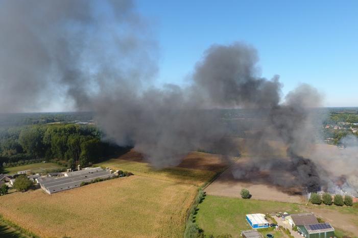 Grote schuurbrand veroorzaakt flinke rookwolken