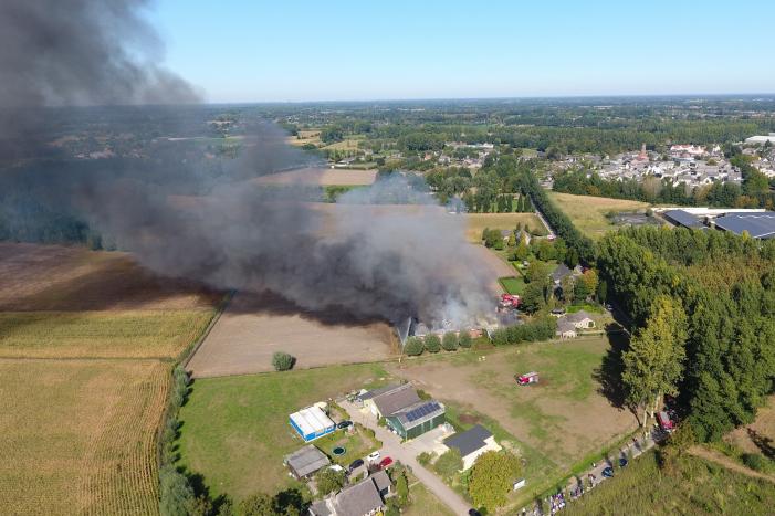 Grote schuurbrand veroorzaakt flinke rookwolken