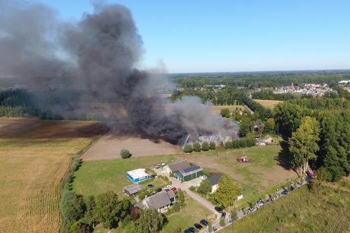 Grote schuurbrand veroorzaakt flinke rookwolken
