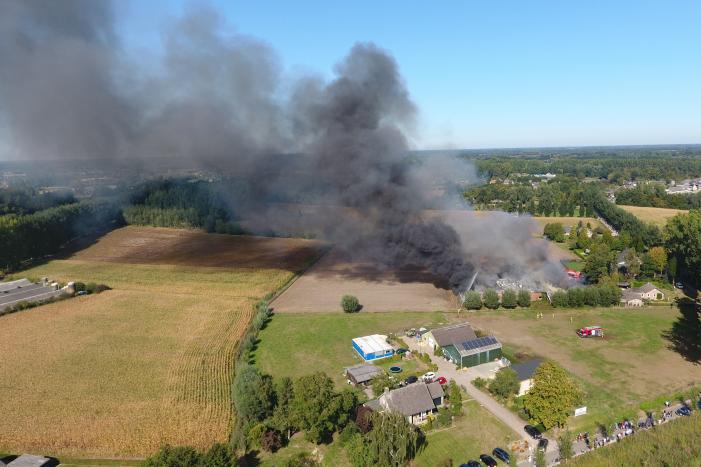Grote schuurbrand veroorzaakt flinke rookwolken