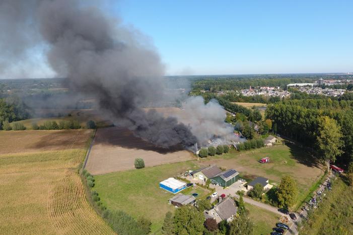 Grote schuurbrand veroorzaakt flinke rookwolken