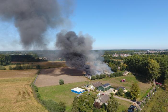 Grote schuurbrand veroorzaakt flinke rookwolken