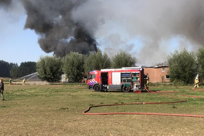 Grote schuurbrand veroorzaakt flinke rookwolken