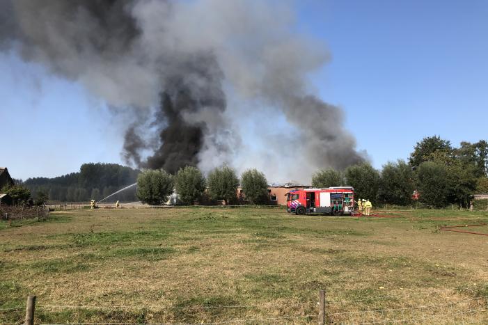 Grote schuurbrand veroorzaakt flinke rookwolken